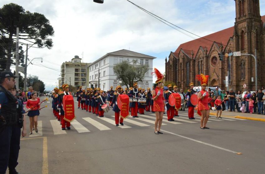 Desfile Cívico de 7 de setembro levou milhares de pessoas ao Centro da cidade