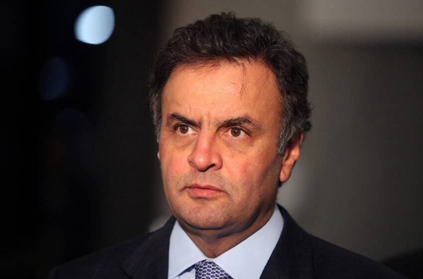 Aécio entra na Justiça por dados de 66 usuários do Twitter