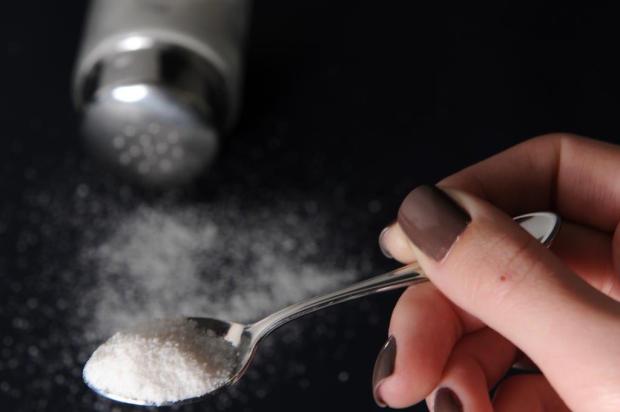 Novo estudo diz que só consumo de sal não pode provocar pressão alta