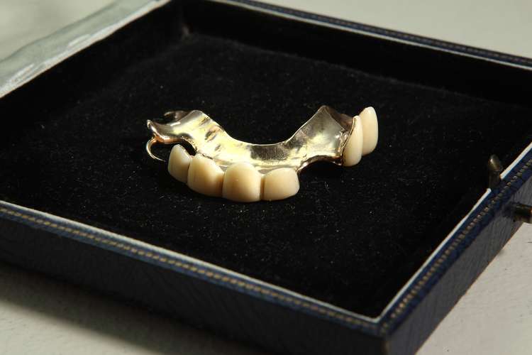 Probióticos diminuem doenças bucais em pessoas com dentadura