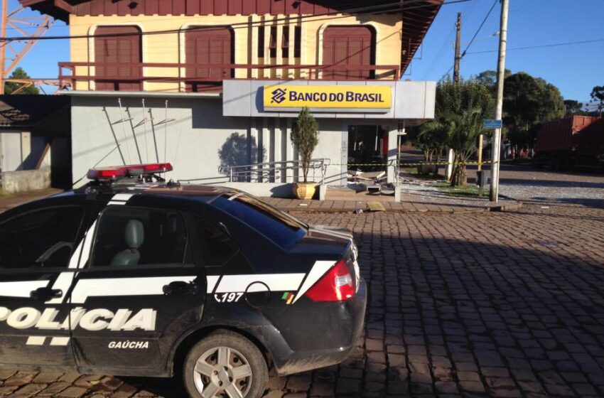 CRIMINOSOS ASSALTAM AGÊNCIA DO BANCO DO BRASIL EM JAQUIRANA