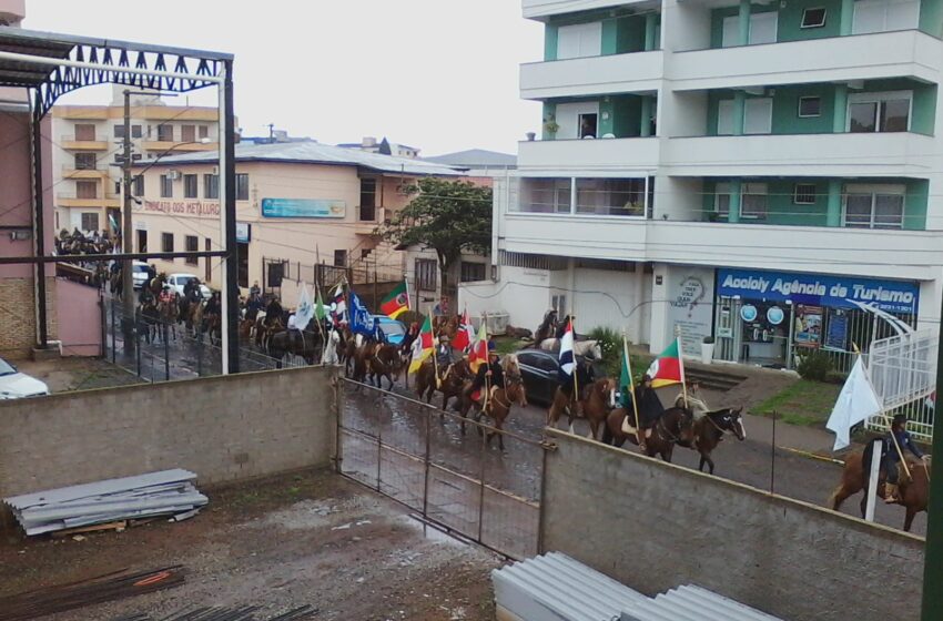 Semana Farroupilha 2014 Amanhã tem Desfile Temático e de Cavalarianos