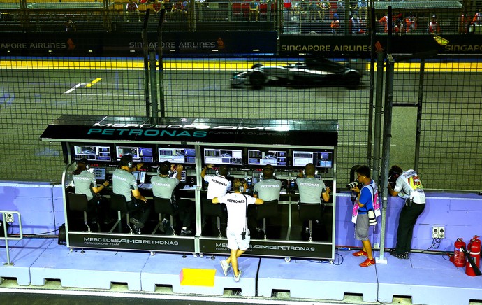 Nico abandona, Hamilton vence em Cingapura e retoma ponta do Mundial