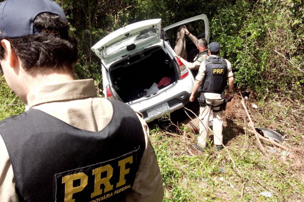 Perseguição na BR-116, em Vacaria, termina com três prisões por receptação de carro roubado e estelionato