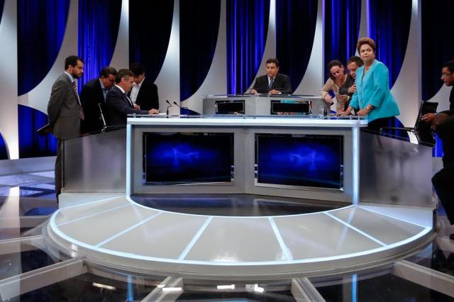  Aécio e Dilma trocam acusações e debate eleitoral esquenta