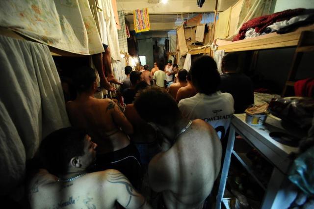 Condenados por roubos, furtos, homicídios e tráfico são liberados por falta de vagas em albergues