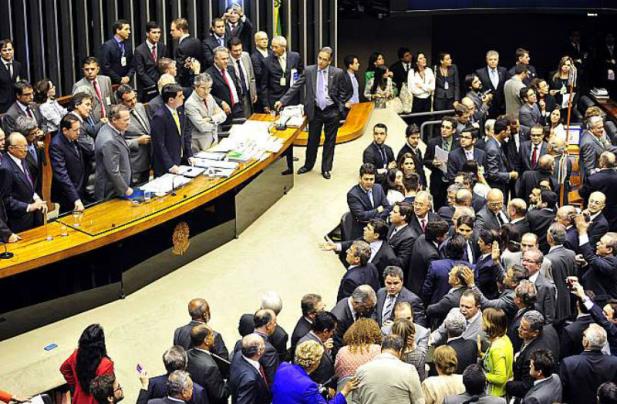 Após confusão, sessão que votaria meta fiscal é adiada