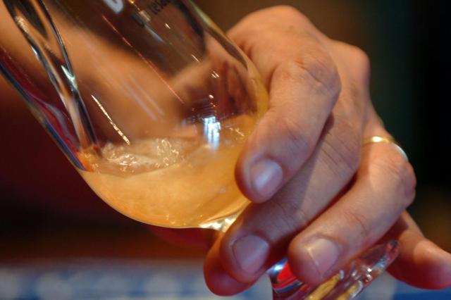 Justiça restringe publicidade de cerveja e vinho em rádio e TV