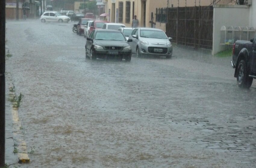  Chuva volta a causar problemas a moradores no Centro da cidade