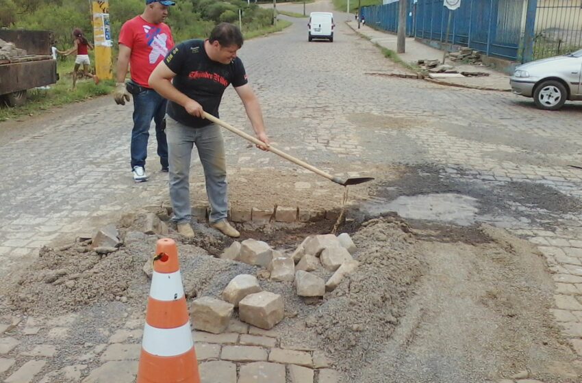 Departamento de Obras recolocam paralelepípedos na Rua Vitória Quintella