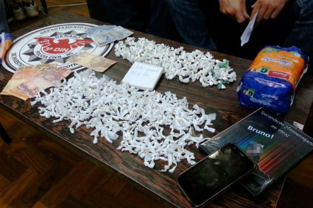 Denarc apreende drogas em pacote de fraldas para criança