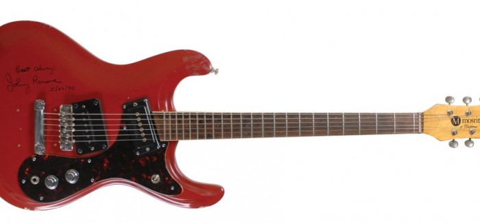  Guitarra de Johnny Ramone é leiloada por quase 200 mil Reais