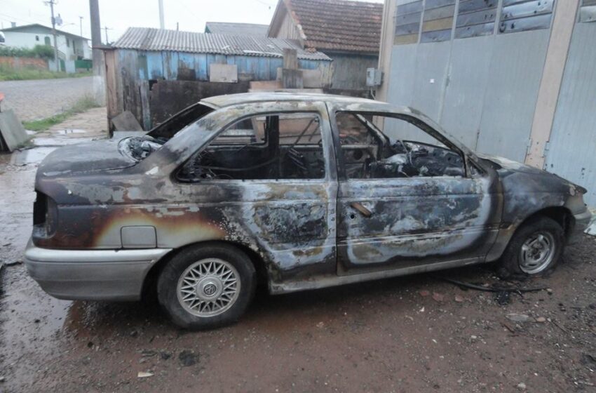 Polícia investiga veículos incendiados no Bairro Jardim dos Pampas