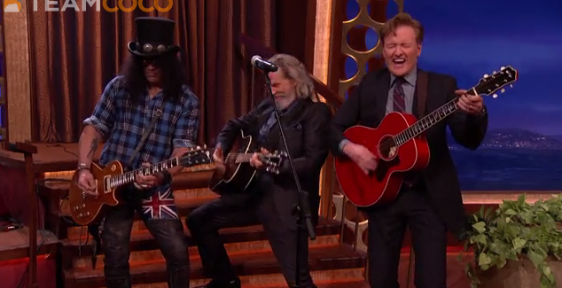  Slash toca música própria e se apresenta com Jeff Bridges na televisão