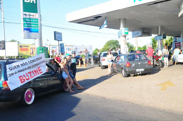  Jovens abastecem carro com R$ 0,50 em protesto em Canoas