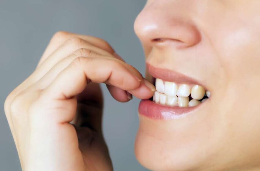 Inimigo da saúde bucal: roer unha pode entortar os dentes