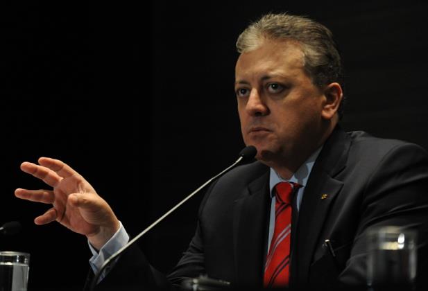  Bendine assume presidência da Petrobras sem processo de transição