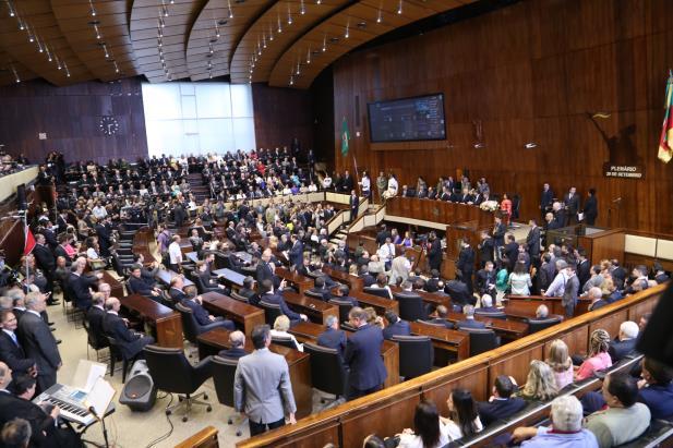 Deputados querem explicações do Piratini sobre cortes na saúde