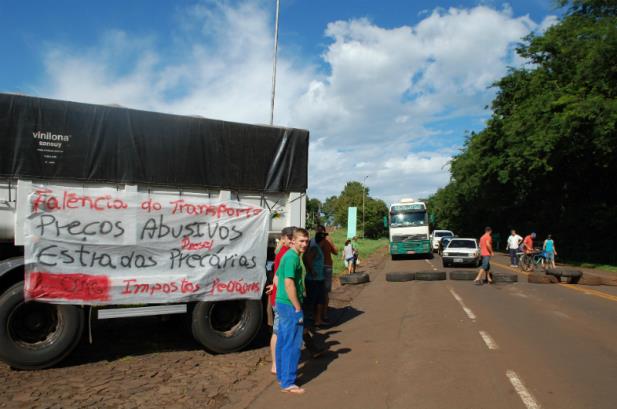  Agricultores, caminhoneiros e empresários bloqueiam a BR 472