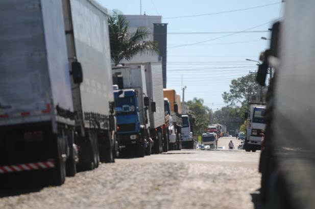Caminhoneiros voltam a bloquear estradas no RS