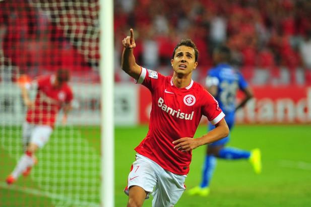 Inter sofre, mas vira sobre o Emelec no Beira-Rio