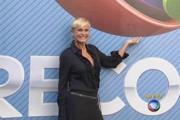 Xuxa é recebida com tapete vermelho na Record