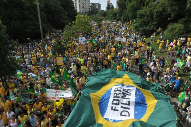 Protesto reúne 100 mil pessoas em Porto Alegre, diz BM