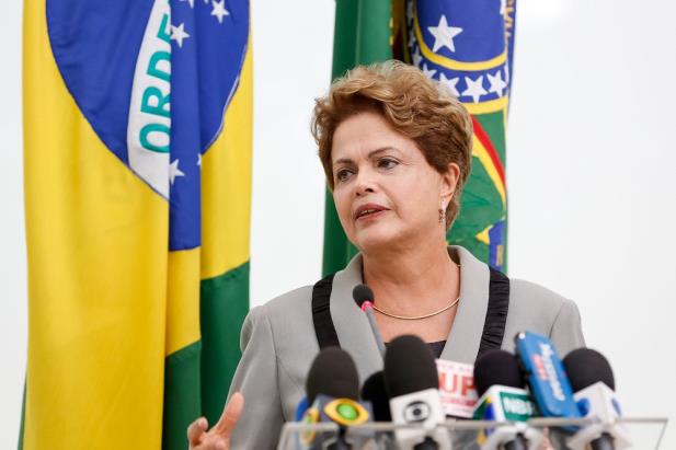 Dilma evita críticas a protestos contra o governo: Valeu a pena lutar pela democracia