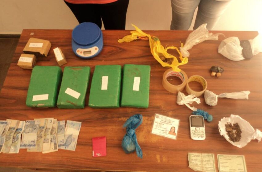 POLICIAIS CIVIS DA SEÇÃO DE INVESTIGAÇÕES DA DP VACARIA PRENDEM DUAS MULHERES POR TRÁFICO
