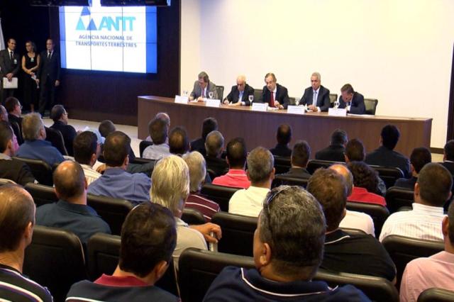 Caminhoneiros ameaçam voltar com bloqueios em 23 de abril