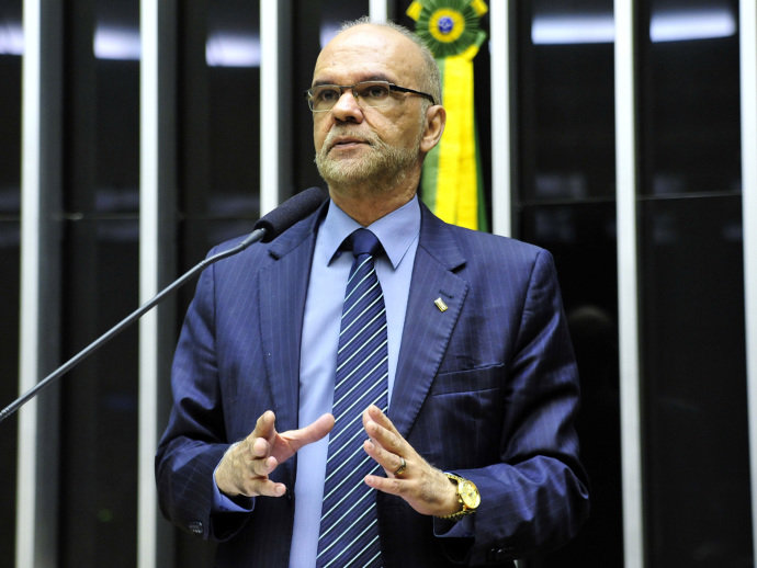 MEC pode ampliar prazo para renovação do Fies