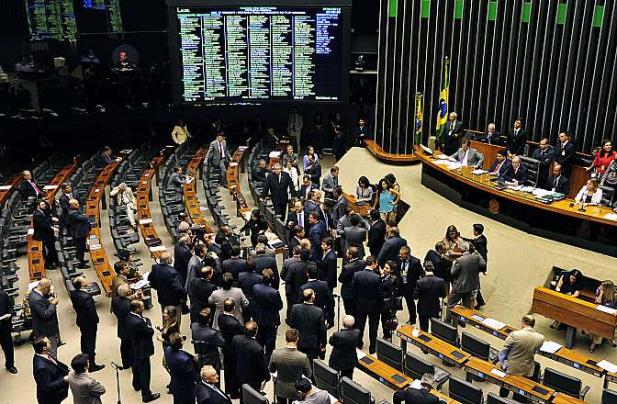  Câmara aprova urgência para votar terceirização