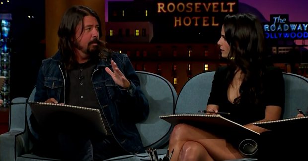 Na televisão, Dave Grohl diz que Sepultura é uma de suas bandas favoritas e desenha homem nu
