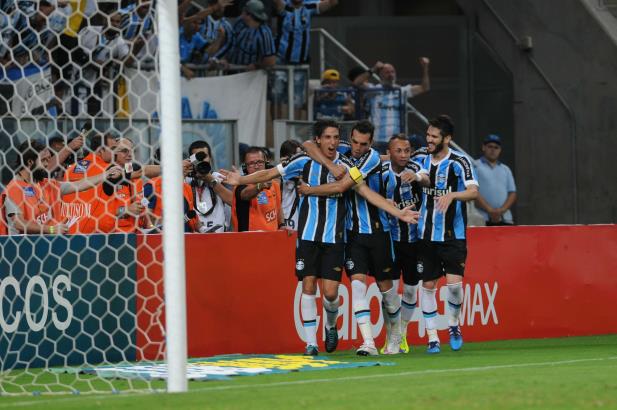 Grêmio vence nos pênaltis e classifica para as semifinais do Gauchão