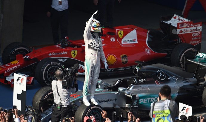 Hamilton não dá chances aos rivais e reina na China. Massa é 5º, Nasr, 8º