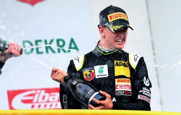 Filho de Schumacher vence primeira prova na F4