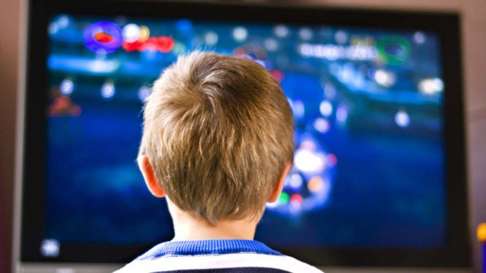 Uma hora por dia em frente à TV aumenta o risco de sobrepeso em crianças