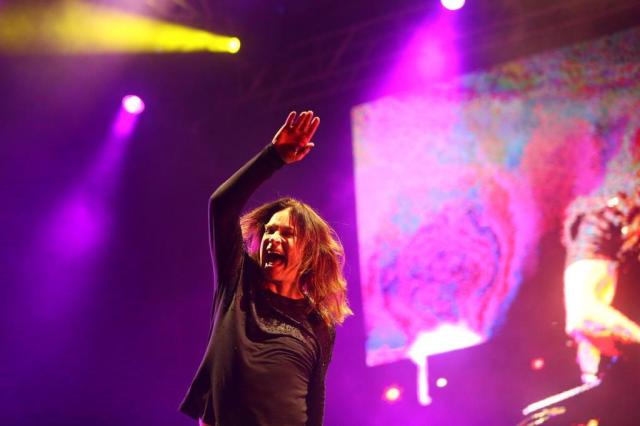 Ozzy Osbourne comanda metaleiros com a facilidade das lendas