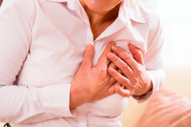  Sintomas atípicos como suor excessivo e azia podem indicar infarto