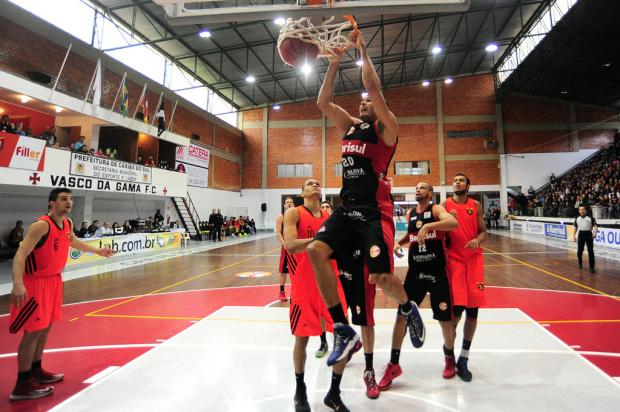 Em jogo dramático, Caxias do Sul Basquete bate o Sport por 70 a 67 e fica a uma vitória do título