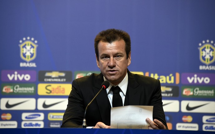 Dunga chama Robinho e deixa Oscar fora da disputa da Copa América