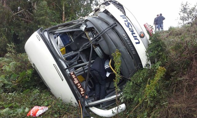 Acidente entre ônibus e caminhão na BR-116 deixa pessoas feridas
