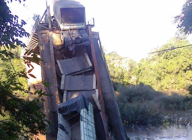 Ponte sobre o rio Jaguari cai na região central do RS