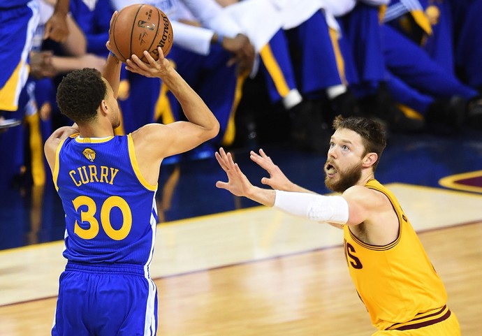 Estratégia de Kerr funciona, Warriors vencem os Cavs e empatam a série
