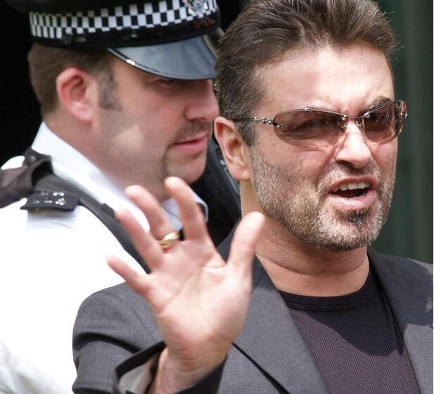 Cantor George Michael dá entrada em clínica de reabilitação na Suíça