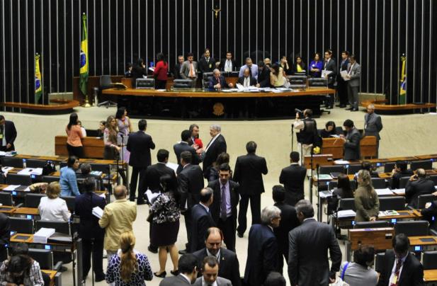 Câmara aprova voto impresso na urna eletrônica em “pacotão” de reforma política