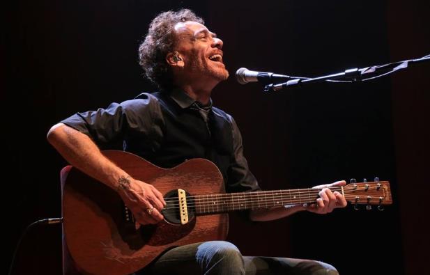 Nando Reis traz show voz e violão a Porto Alegre