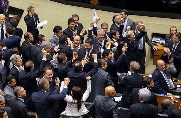 Câmara aprova projeto que reduz desoneração para 56 setores da economia