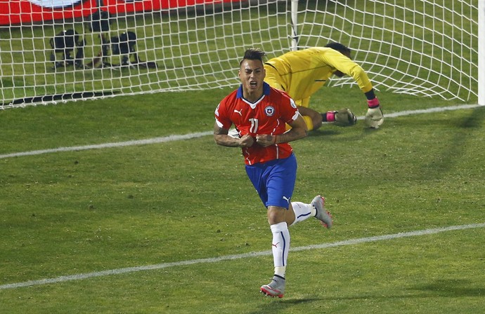 Vargas faz dois gols, assume artilharia e classifica o Chile para sonhada final