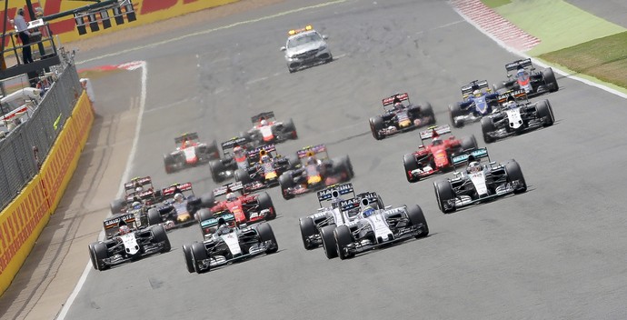 Massa dá bote na largada, lidera, mas Hamilton reage e vence na Inglaterra